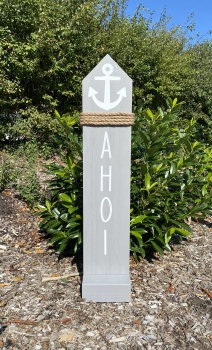 Grau mit weißer Schrift