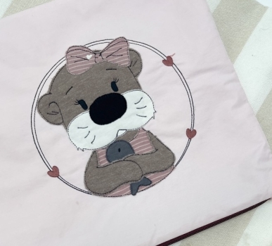 Kissen "Otterdame mit Fisch"