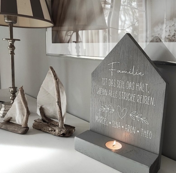 Dekoschild grau mit weißer Schrift und Kundenwunsch