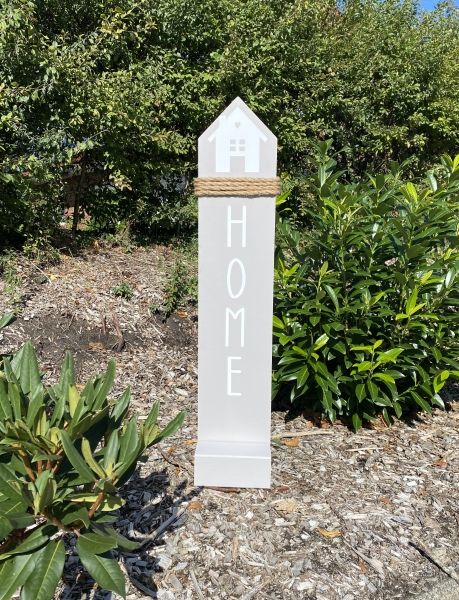 Taupe mit weißer Schrift