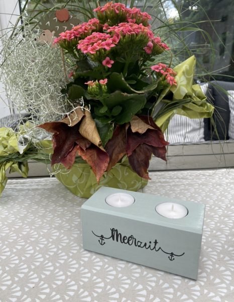 Velvet mit schwarzer Aufschrift