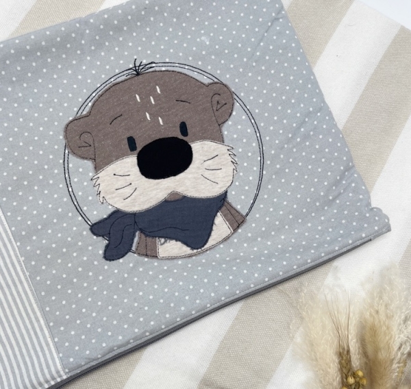 Kissenbezug "Button Otter mit Halstuch"