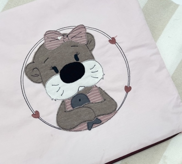 Kissen "Otterdame mit Fisch"