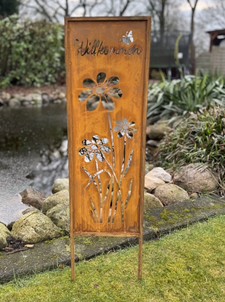 Schild "Willkommen mit Blumen"